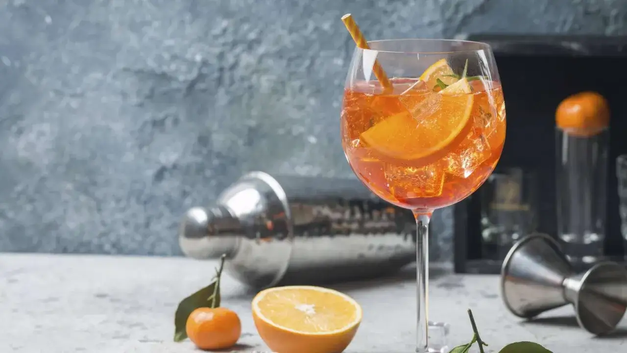 Erfrischender Aperol Sour mit Orangenscheiben und Eis. Perfekt f&uuml;r den Sommer.