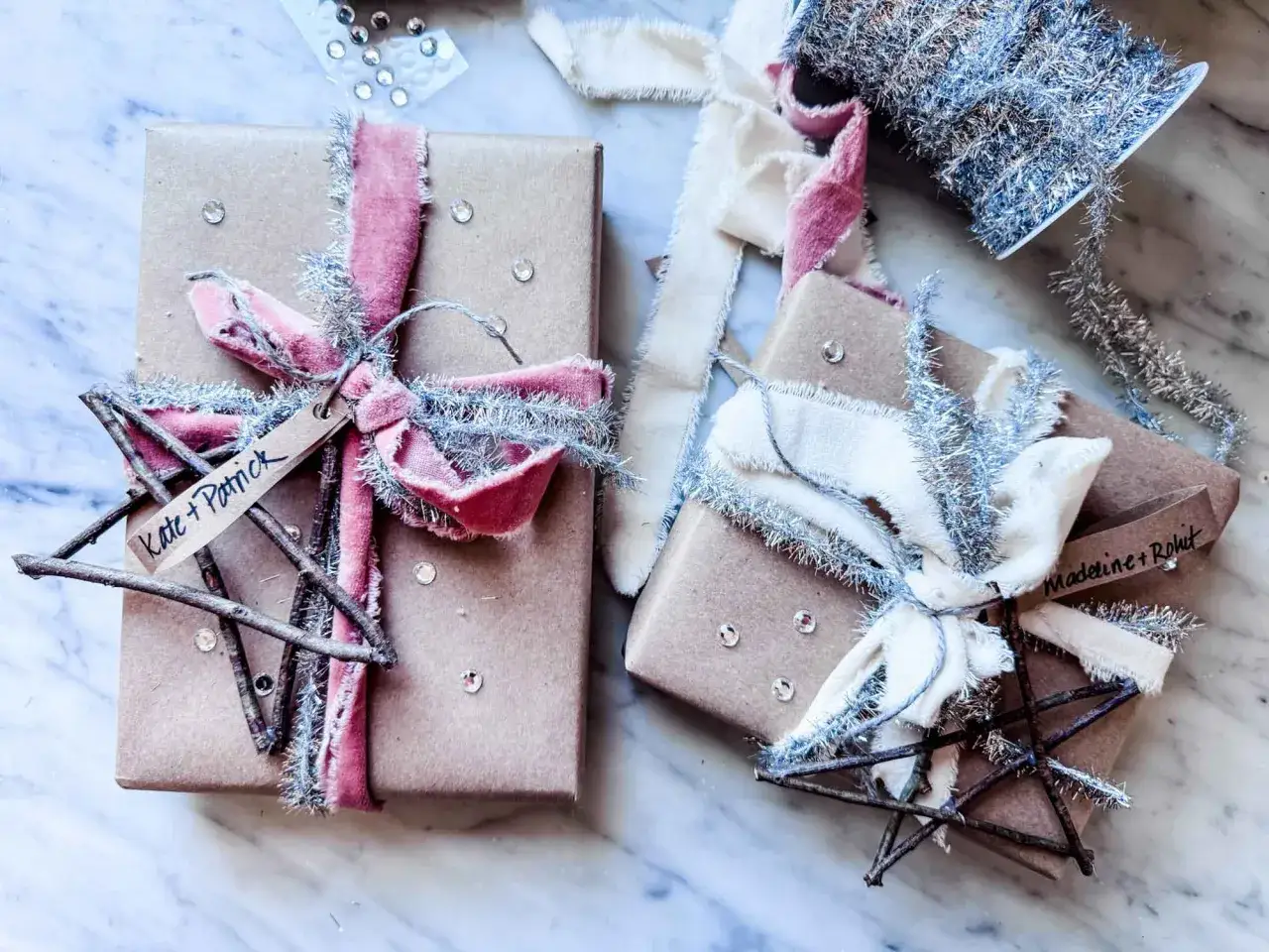 Zwei Geschenke, mit braunem Geschenkpapier bemalen, sind mit Bändern und Sternen aus Zweigen verziert. Perfekt für einen Geburtstag!