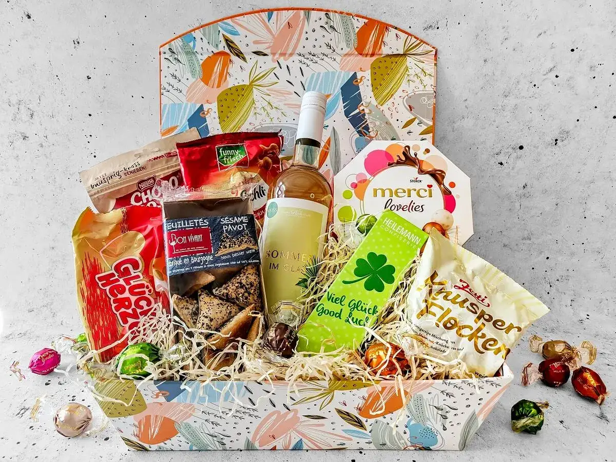 Eine liebevoll zusammengestellte Geburtstagsbox mit Wein, Schokolade, Keksen und Gl&uuml;cksbringern. Tolle Geburtstagsbox Ideen!