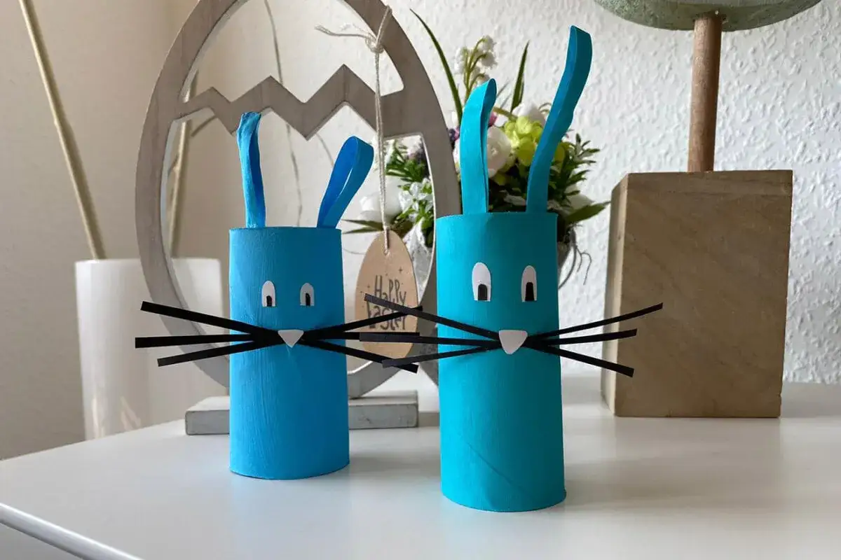 Zwei blaue Osterhasen aus Klopapierrollen, ideal für Ostergeschenke selber machen mit Kindern. Sie haben lange Ohren, Schnurrhaare und ein süßes Gesicht.
