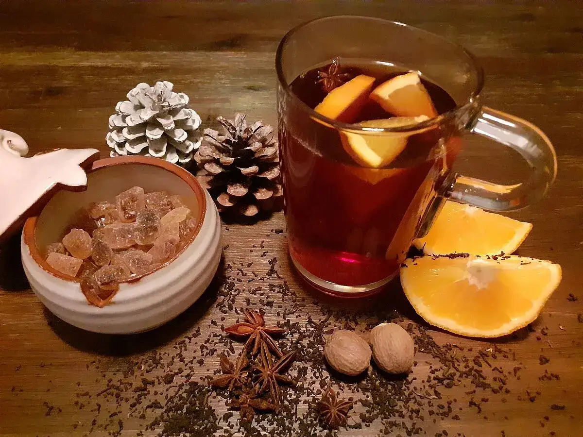 Ein Glas Tee mit Schuss, Orangen, Sternanis und braunem Kandiszucker. Perfekt f&uuml;r kalte Tage.