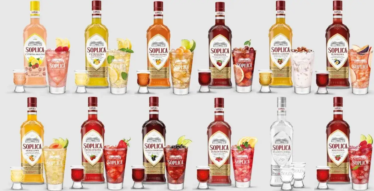 Vielfalt an polnischem Schnaps: Flaschen und Cocktails mit Fr&uuml;chten wie Himbeeren, Kirschen, Pflaumen und Beeren.