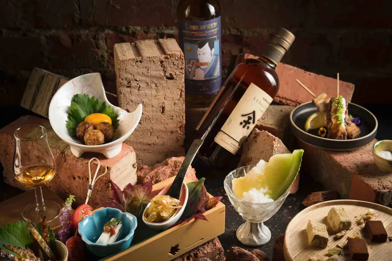 Was isst man zu Whisky? Kleine K&ouml;stlichkeiten wie Fleischb&auml;llchen, Spie&szlig;e, S&uuml;&szlig;igkeiten und Fr&uuml;chte.