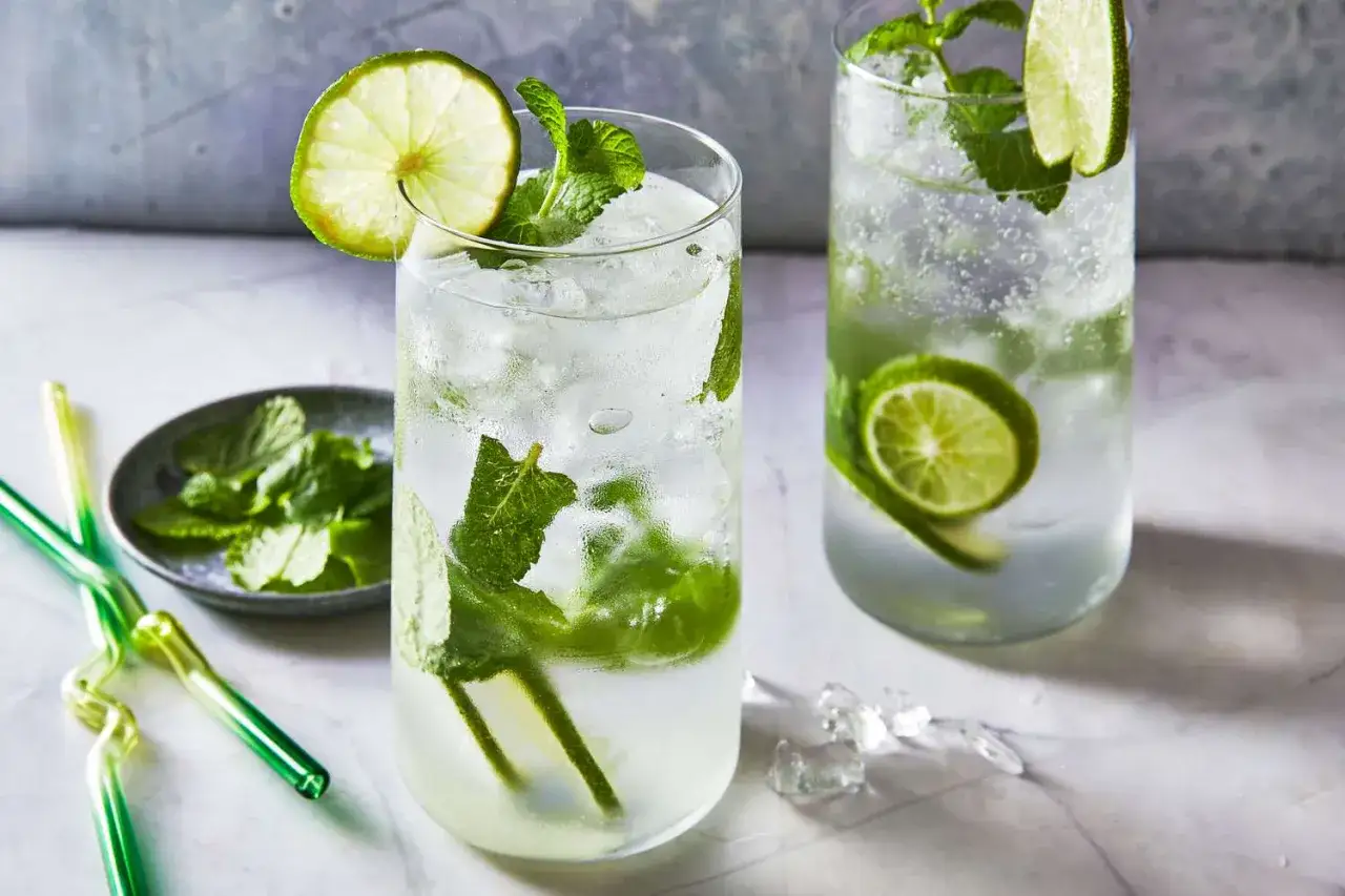 Erfrischender Mohito Drink mit Limette und Minze, perfekt für heiße Tage.