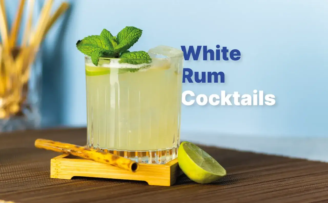 Erfrischender Cocktail mit weißem Rum, Minze und Limette. Perfekt für heiße Tage.