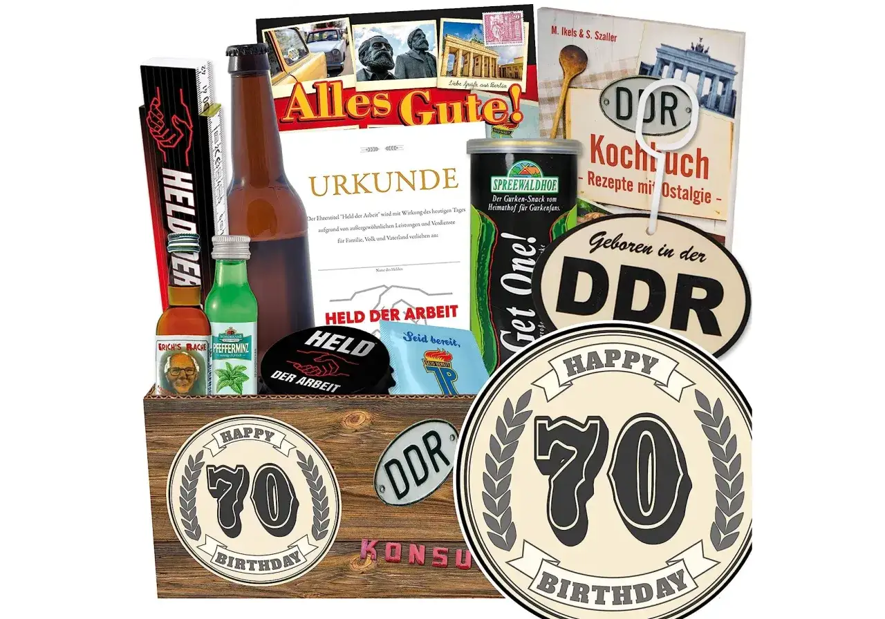 Ein Geschenk-Set zum 70. Geburtstag für einen Mann mit DDR-Motiven, Bier, Schnaps und einer Urkunde