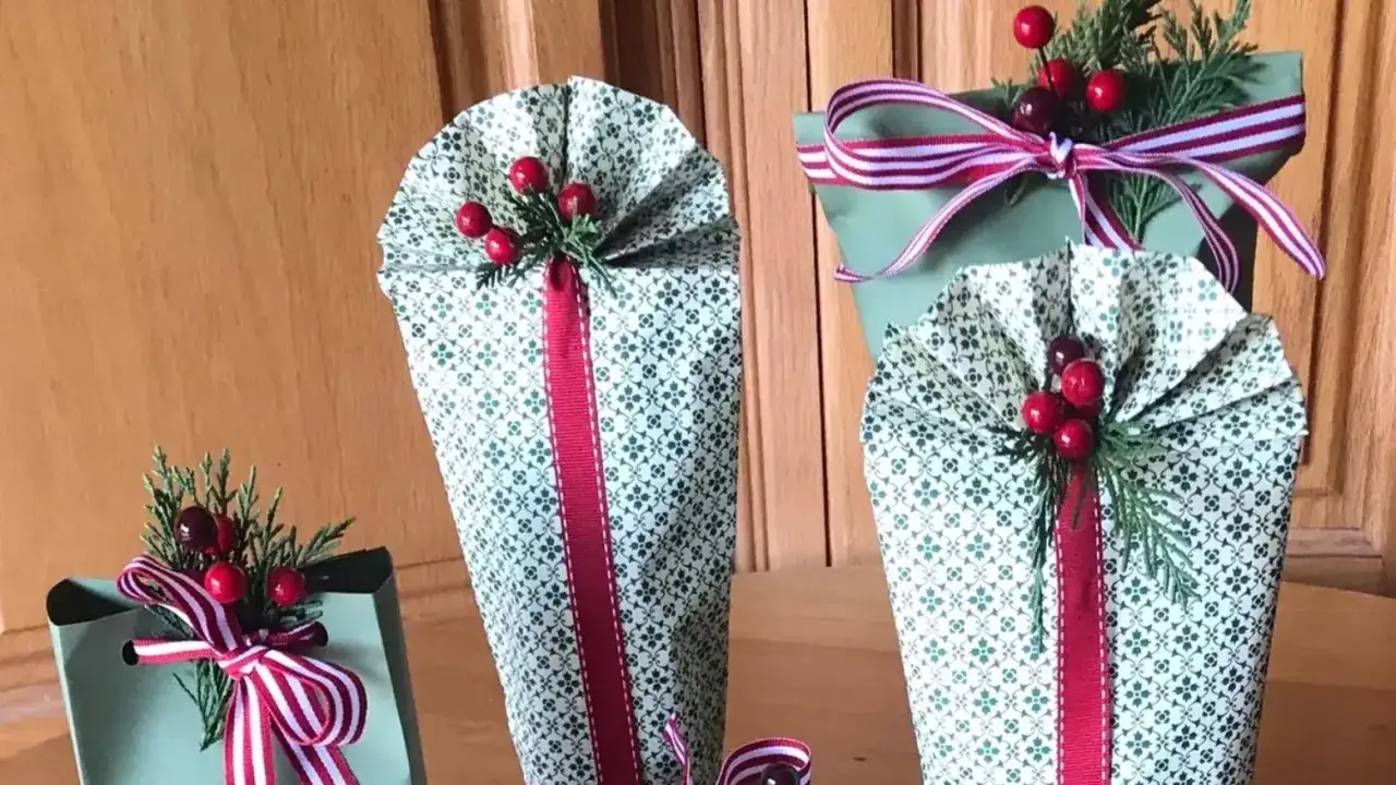 Mehrere flaschen als geschenk verpacken: festlich geschm&uuml;ckte Pr&auml;sente mit roten Beeren und Tannenzweigen.