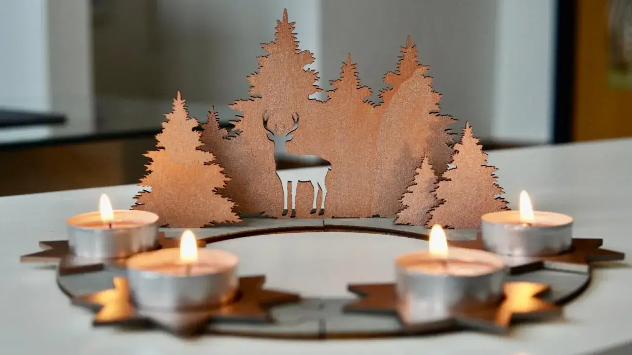 Ein Adventskranz mit Teelichtern selber machen ist mit diesem winterlichen Waldmotiv und dem Hirsch ein Kinderspiel.