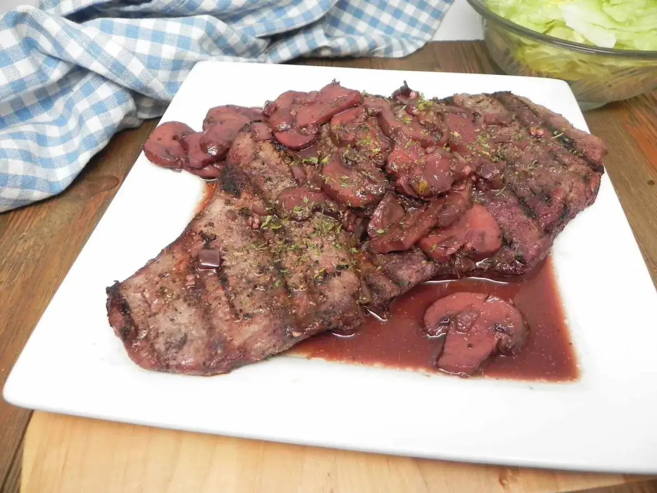 Gebratenes Steak mit Pilzen in Rotweinsauce. Ein k&ouml;stliches Gericht, das zeigt, wie gut kochen mit Alkohol gelingt.