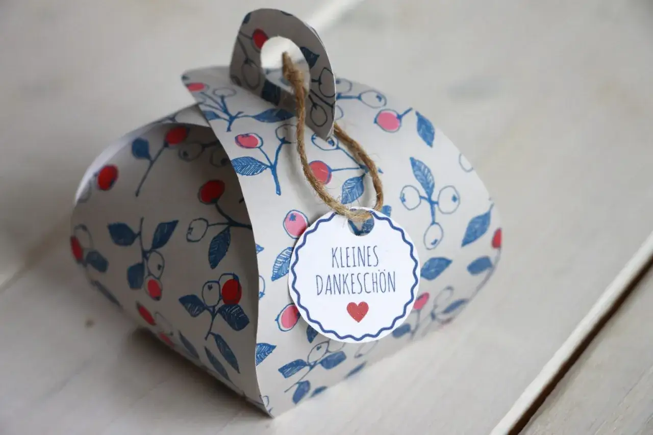 Kleine, selbstgemachte Geschenkbox mit Beerenmuster, perfekt für DIY Geschenkbox Ideen. Ein Anhänger mit Herz sagt