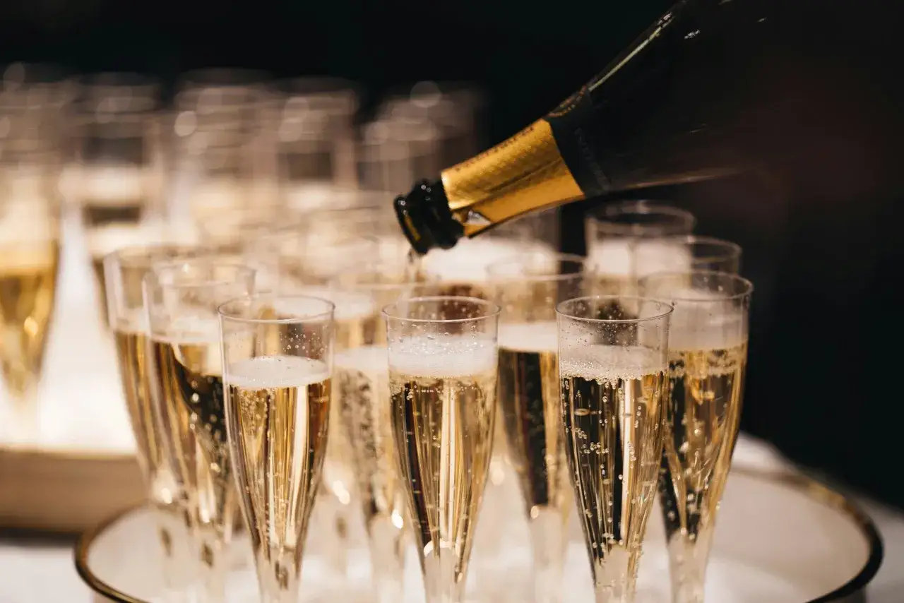 Champagner wird in Gläser gegossen, bereit für einen besonderen Anlass. Dies ist der beste Champagner der Welt.