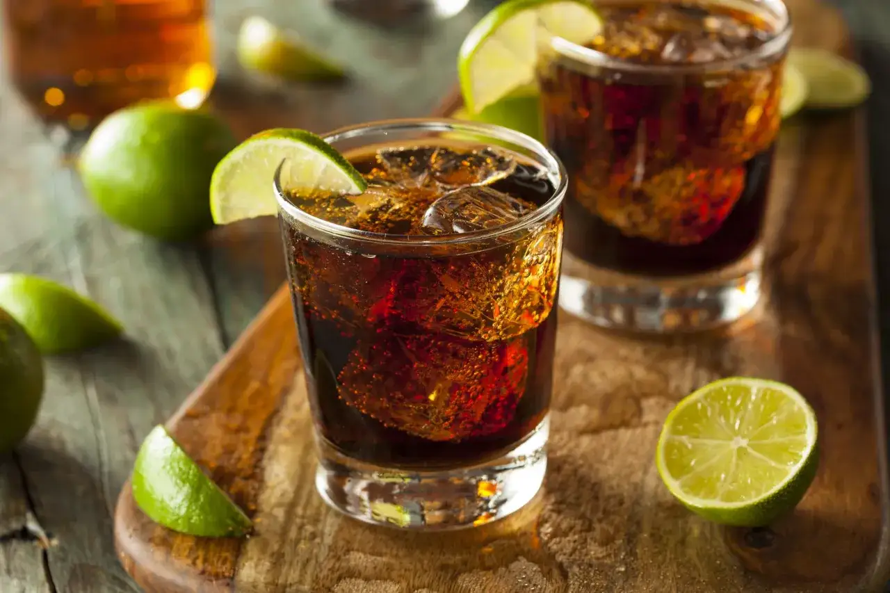 Erfrischender Cuba Libre mit Eis und Limette. Welcher Rum macht ihn perfekt?