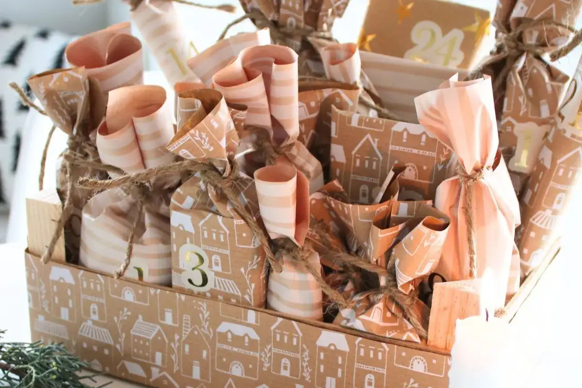 Kleine Päckchen mit Häusern und Zahlen, die darauf warten, als adventskalender geschenke selber machen verschenkt zu werden.