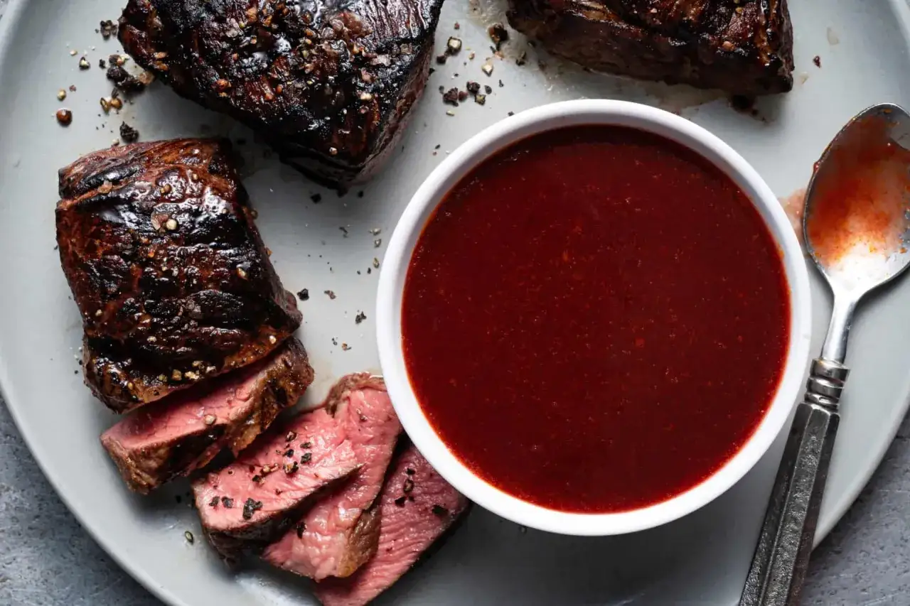 Saftiges Steak mit einer tiefroten Sauce, perfekt als portwein zum kochen.