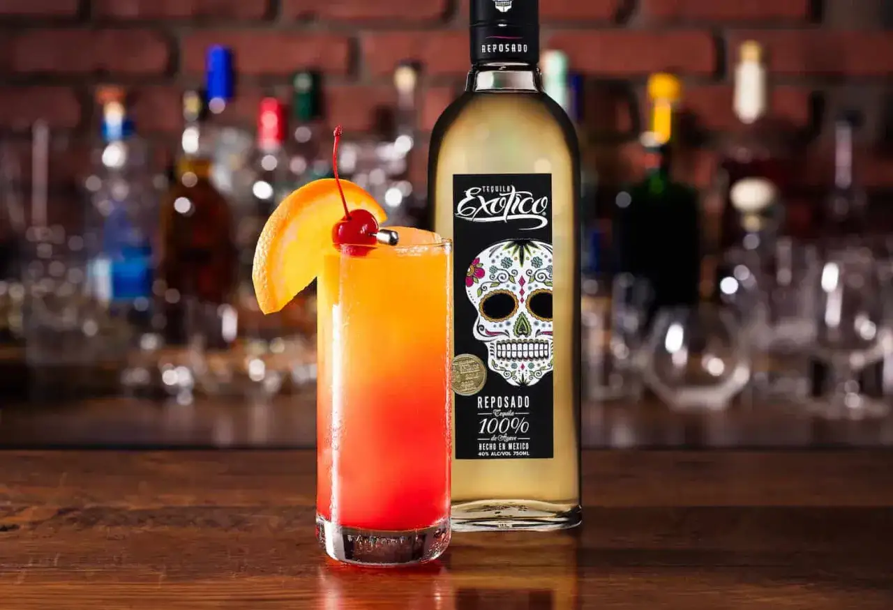 Tequila Sunrise mit Exótico Reposado. Dieser Tequila ist perfekt für den klassischen Cocktail.