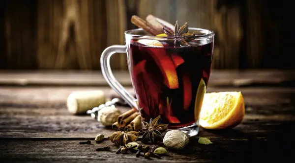 Glühwein, ein klassisches Getränk für kalte Tage, mit Zimt, Sternanis und Orangenscheiben. Perfekt für gemütliche Winterdrinks.