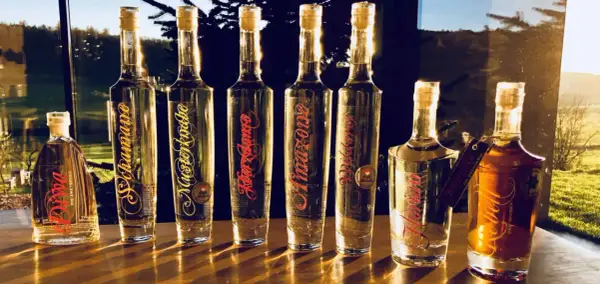Flaschen mit verschiedenen Schnäpsen und Whisky, die die Bedeutung eines Digestifs unterstreichen.